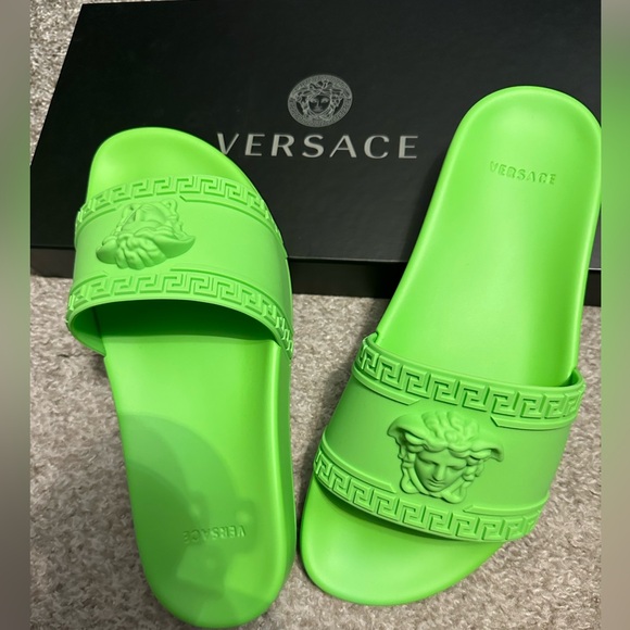 NWT Green 💚 Versace Slides - Picture 4 of 7